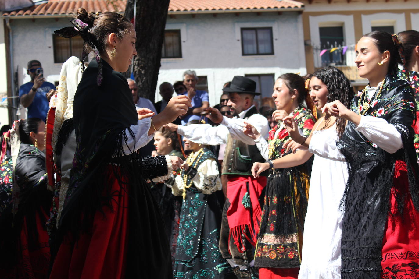 Exhibición de folclore en Monsagro para el Santo Cristo del Amparo