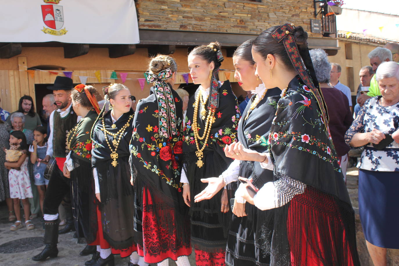 Exhibición de folclore en Monsagro para el Santo Cristo del Amparo