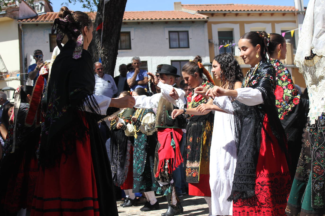 Exhibición de folclore en Monsagro para el Santo Cristo del Amparo