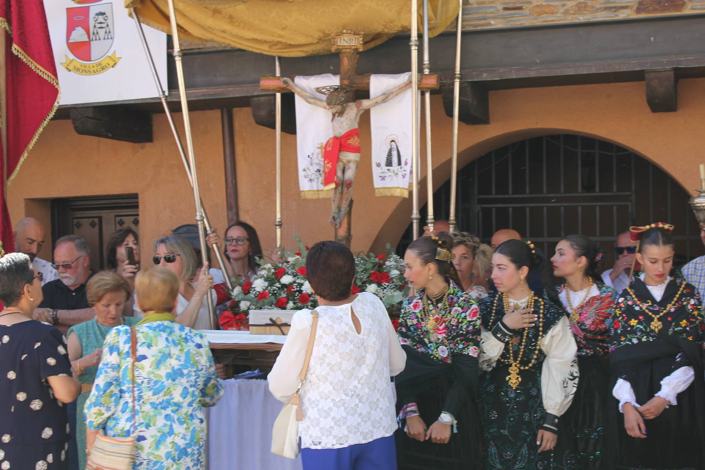 Exhibición de folclore en Monsagro para el Santo Cristo del Amparo
