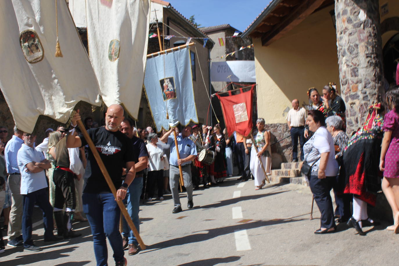 Exhibición de folclore en Monsagro para el Santo Cristo del Amparo
