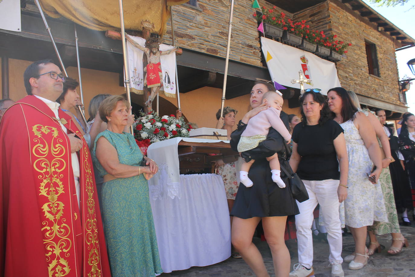 Exhibición de folclore en Monsagro para el Santo Cristo del Amparo