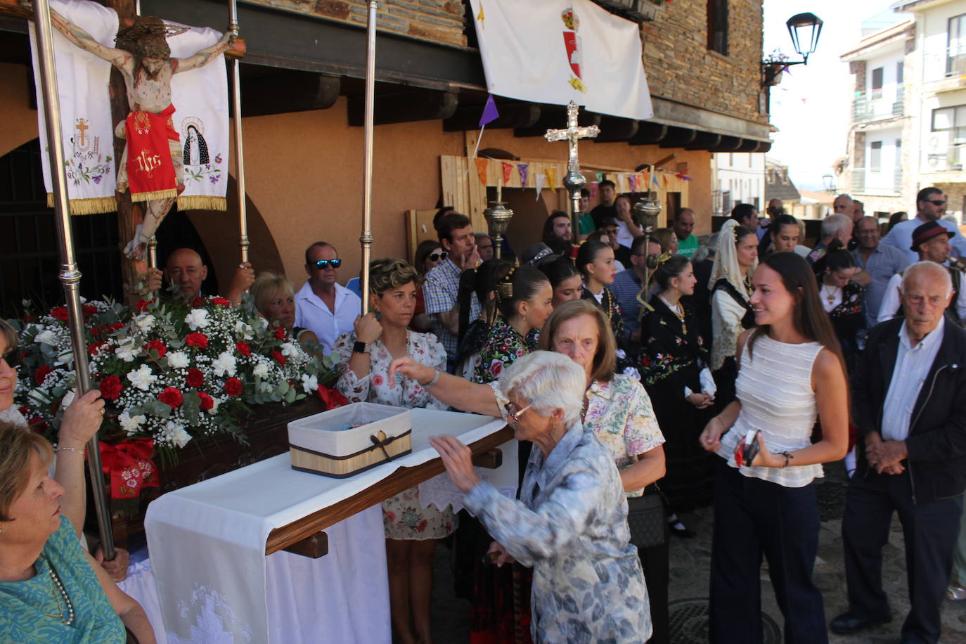 Exhibición de folclore en Monsagro para el Santo Cristo del Amparo