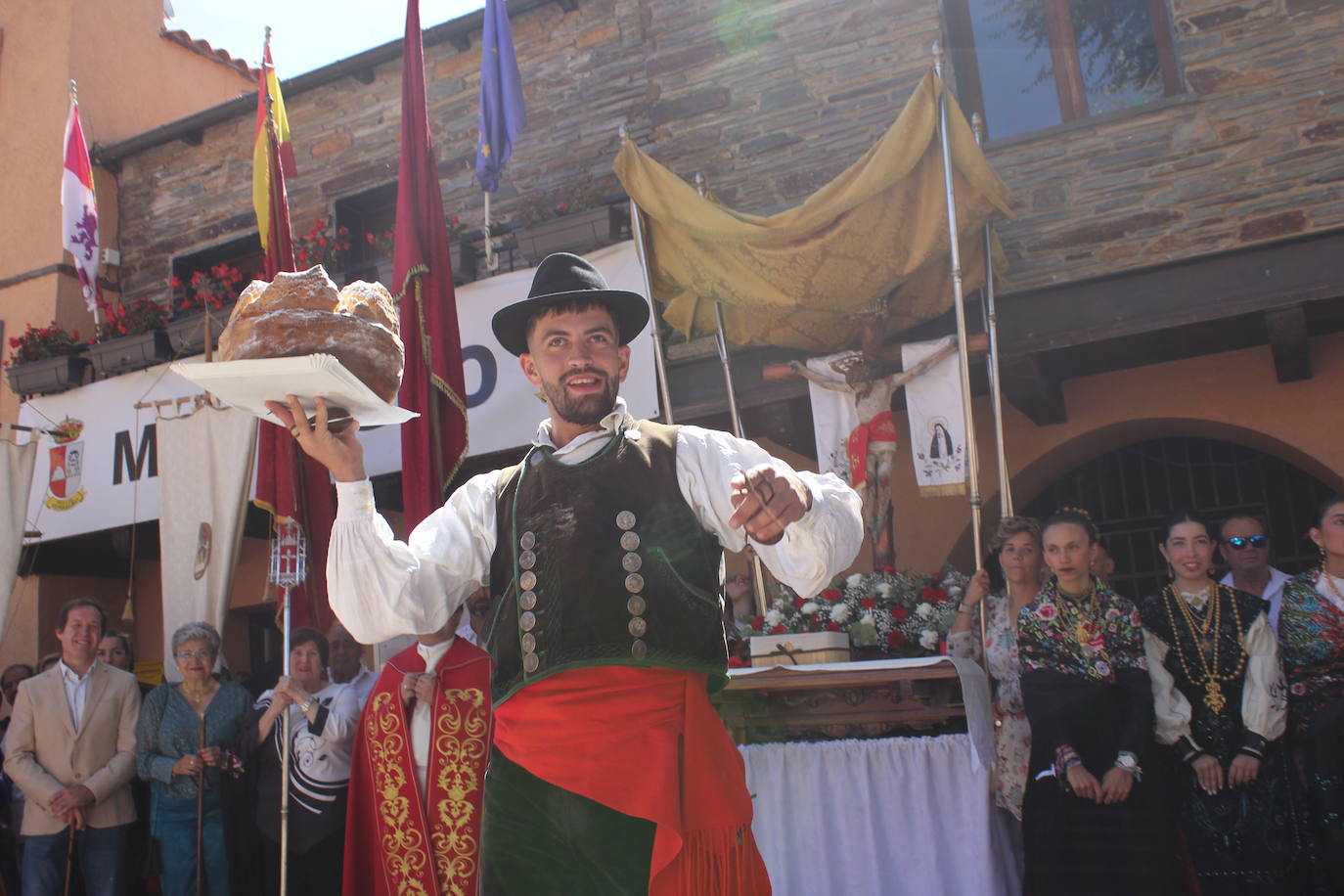 Exhibición de folclore en Monsagro para el Santo Cristo del Amparo