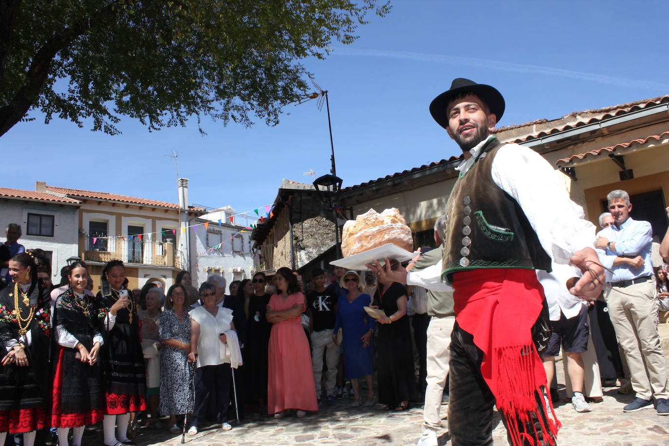 Exhibición de folclore en Monsagro para el Santo Cristo del Amparo