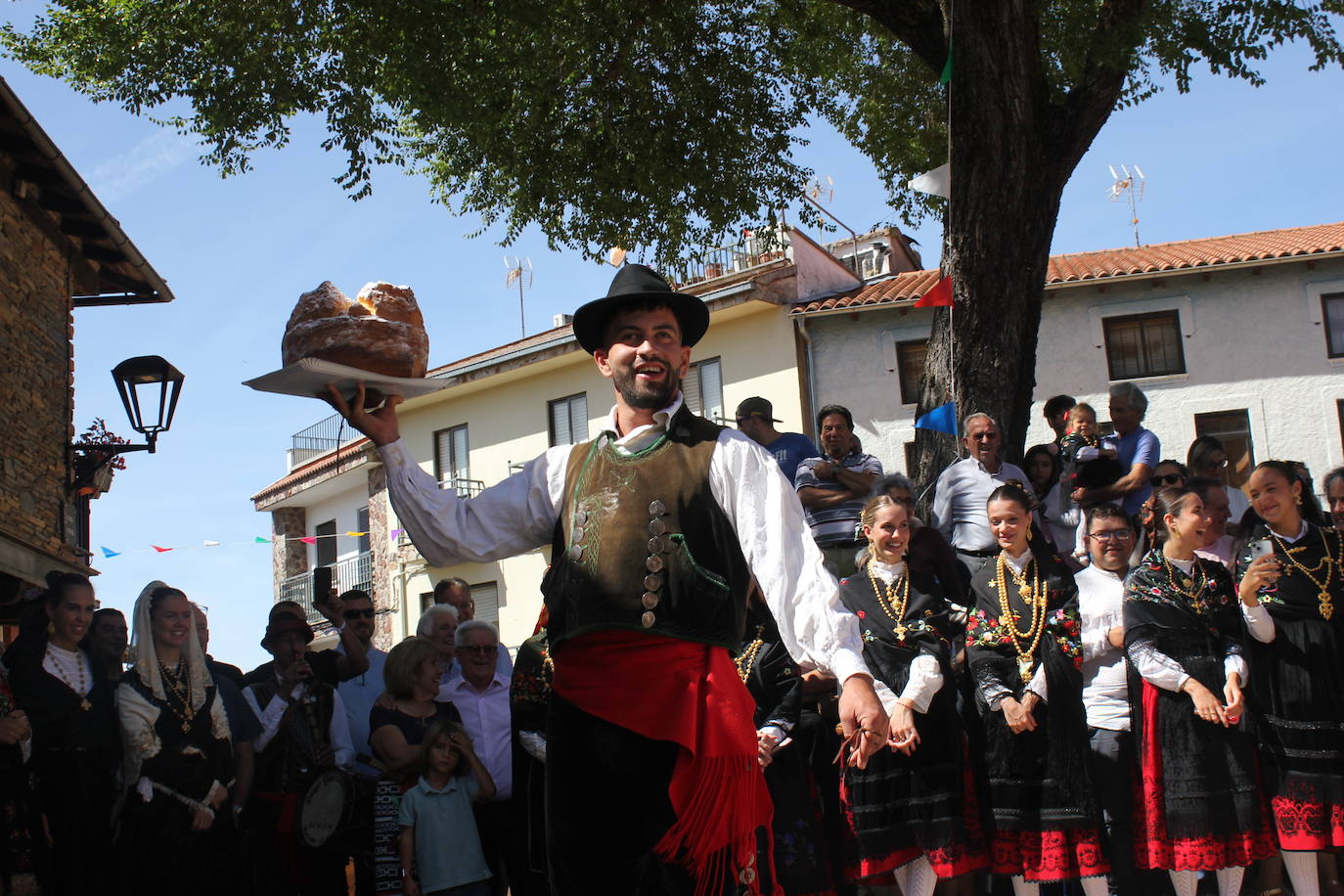 Exhibición de folclore en Monsagro para el Santo Cristo del Amparo