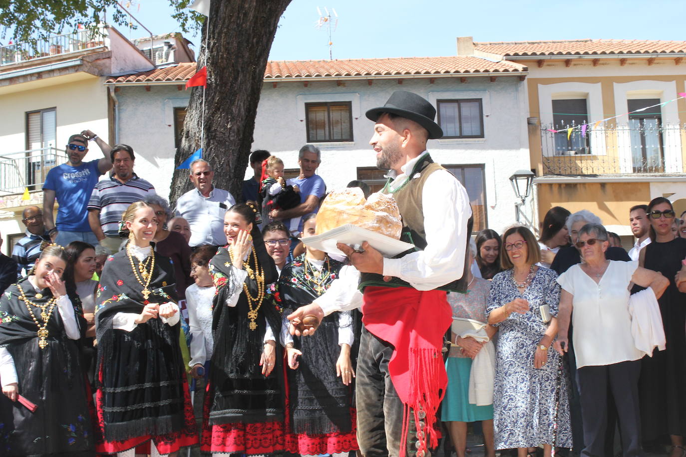 Exhibición de folclore en Monsagro para el Santo Cristo del Amparo