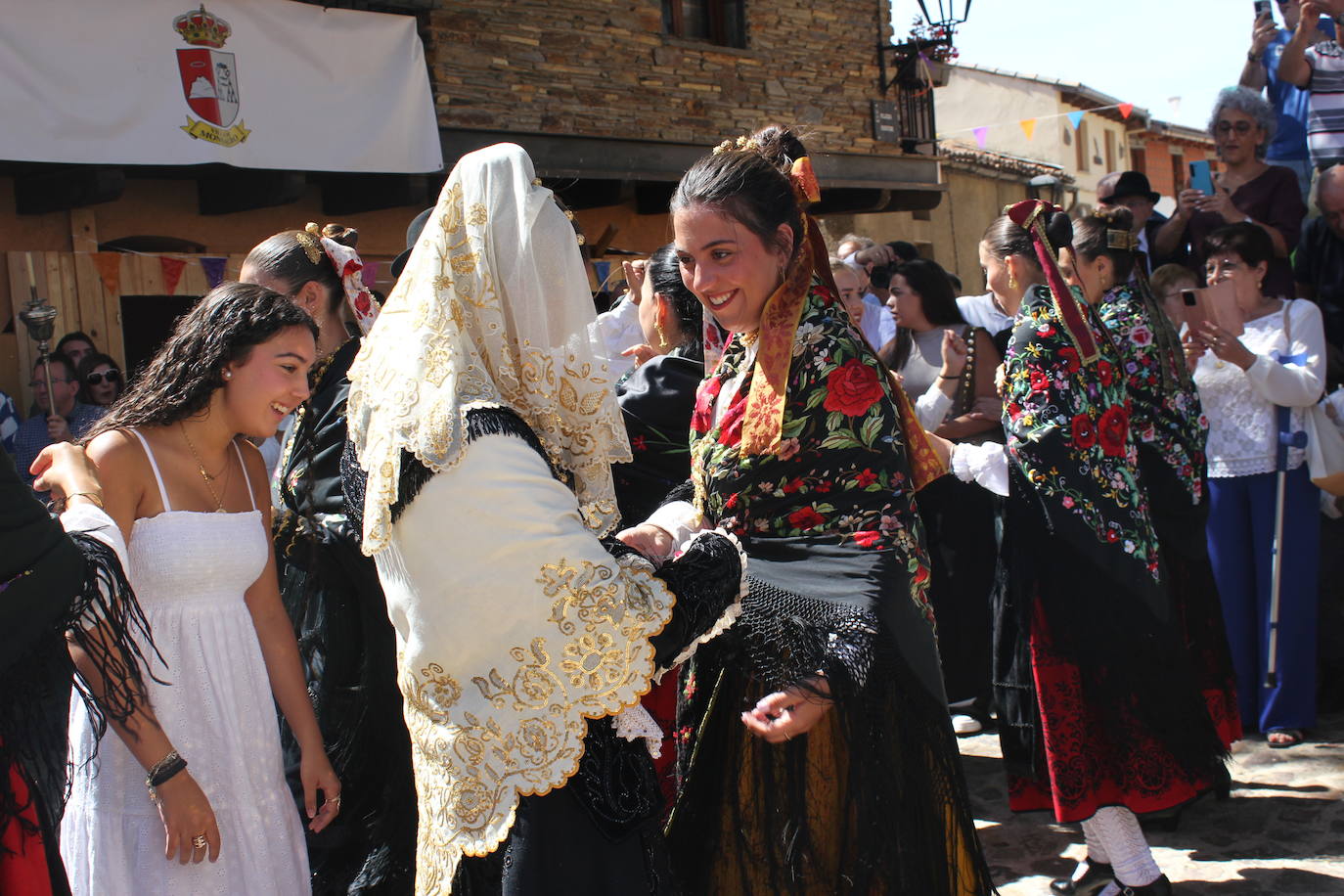 Exhibición de folclore en Monsagro para el Santo Cristo del Amparo