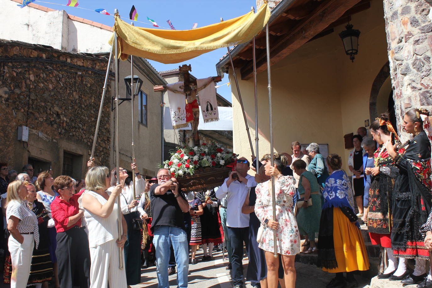 Exhibición de folclore en Monsagro para el Santo Cristo del Amparo