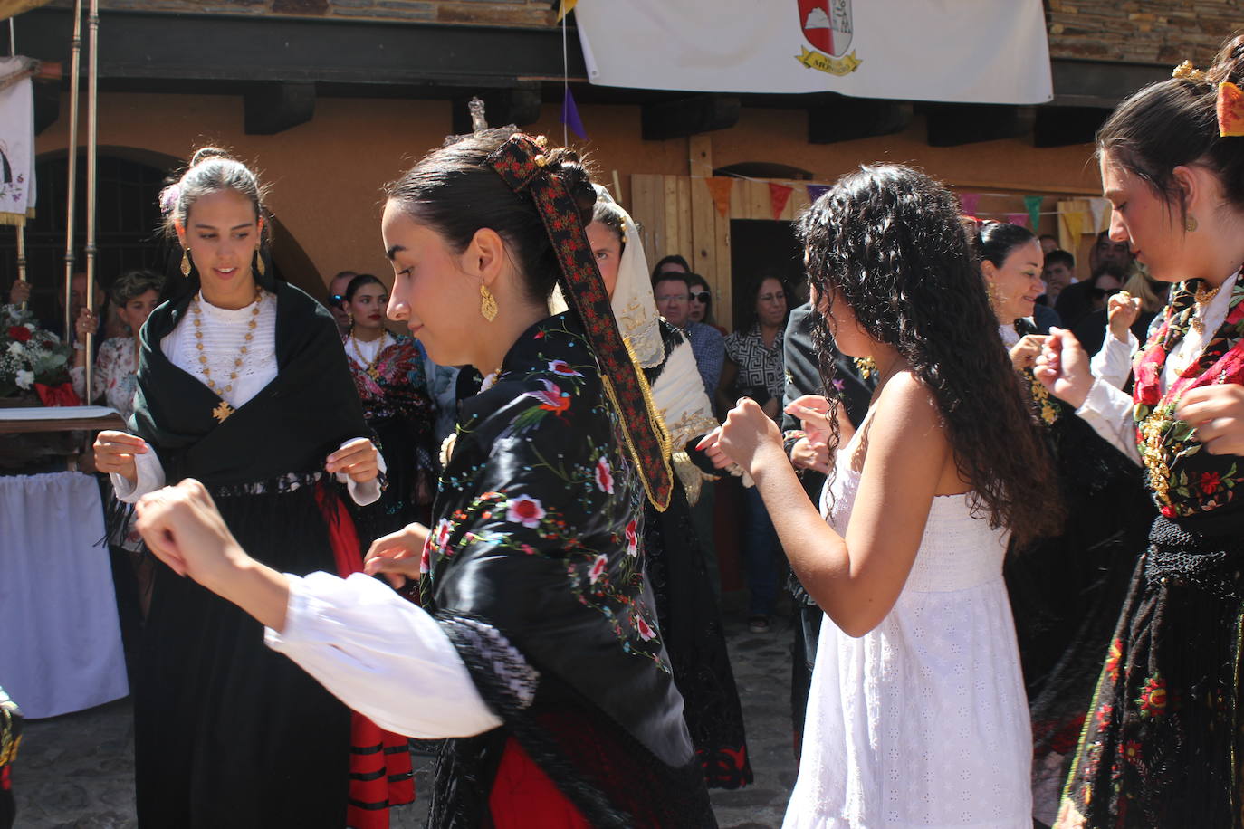 Exhibición de folclore en Monsagro para el Santo Cristo del Amparo