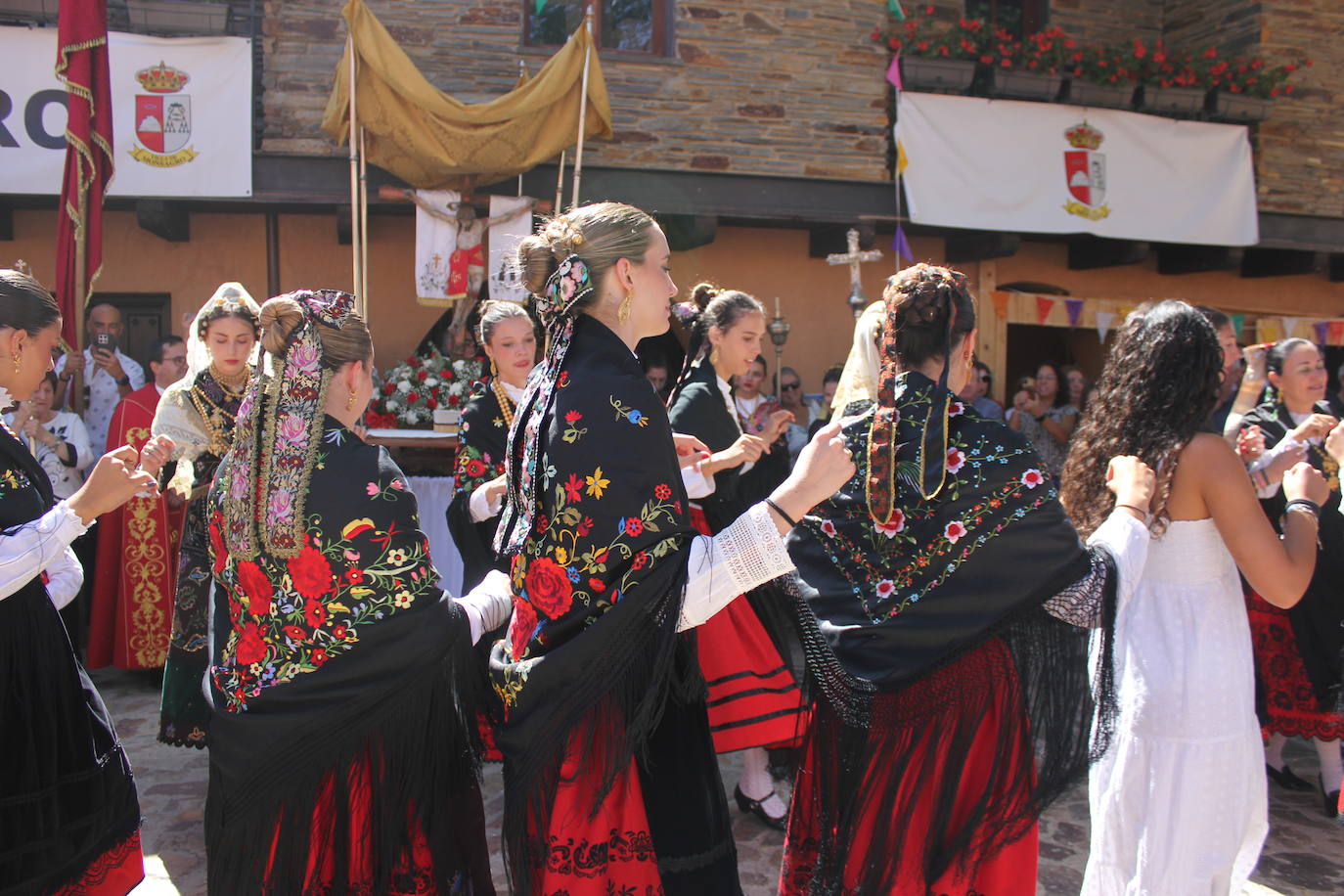 Exhibición de folclore en Monsagro para el Santo Cristo del Amparo