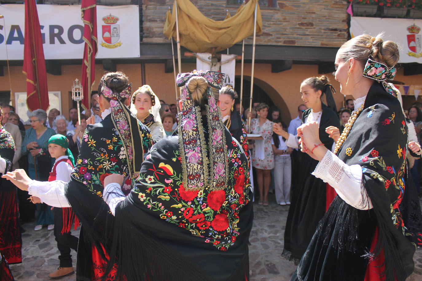 Exhibición de folclore en Monsagro para el Santo Cristo del Amparo