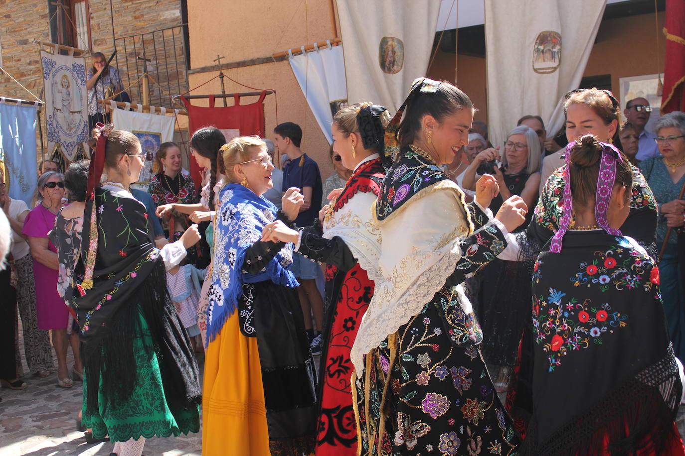 Exhibición de folclore en Monsagro para el Santo Cristo del Amparo