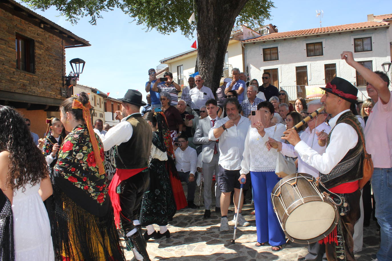 Exhibición de folclore en Monsagro para el Santo Cristo del Amparo
