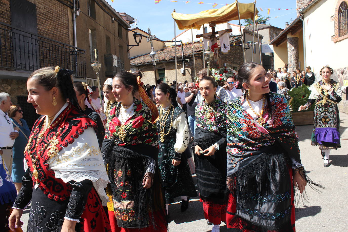 Exhibición de folclore en Monsagro para el Santo Cristo del Amparo