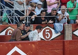 Damián Castaño camino de la enfermería tras pasaportar al cuarto toro, el que le provocó la lesión en la cadera.