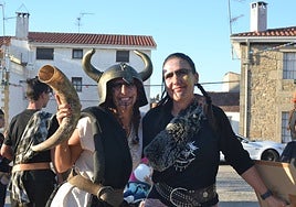 Dos participantes en el desfile de disfraces