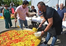 El reparto de la paella se hizo de manera eficiente