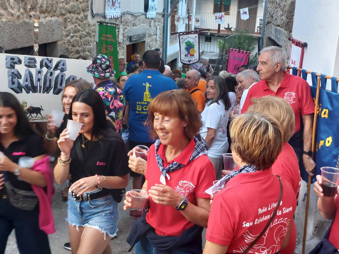 San Esteban de la Sierra saborea el limón y su día de peñas