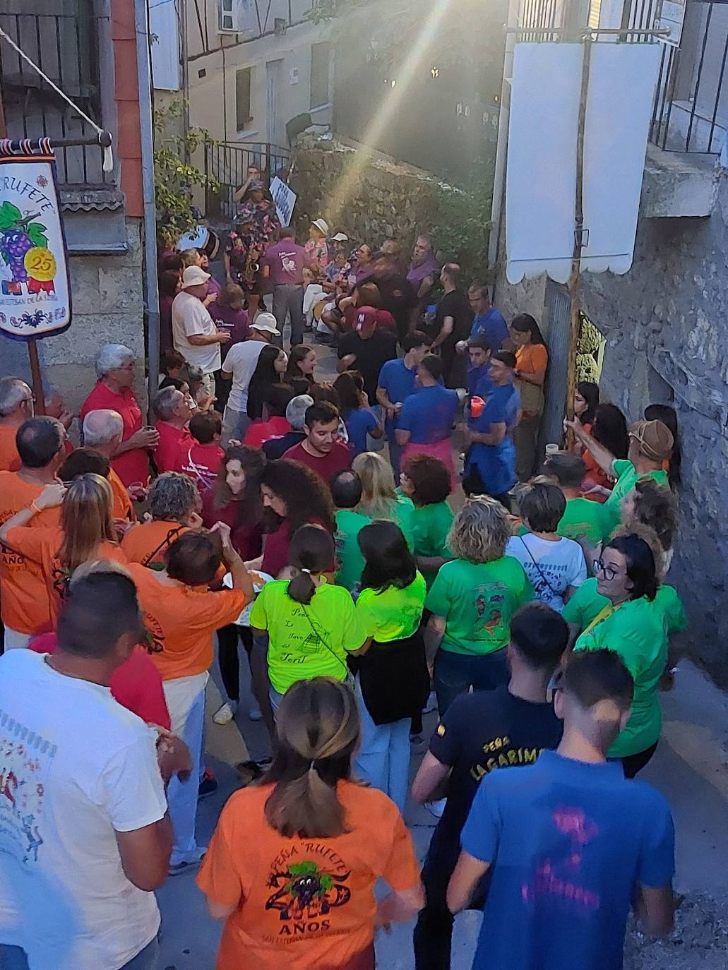 San Esteban de la Sierra saborea el limón y su día de peñas