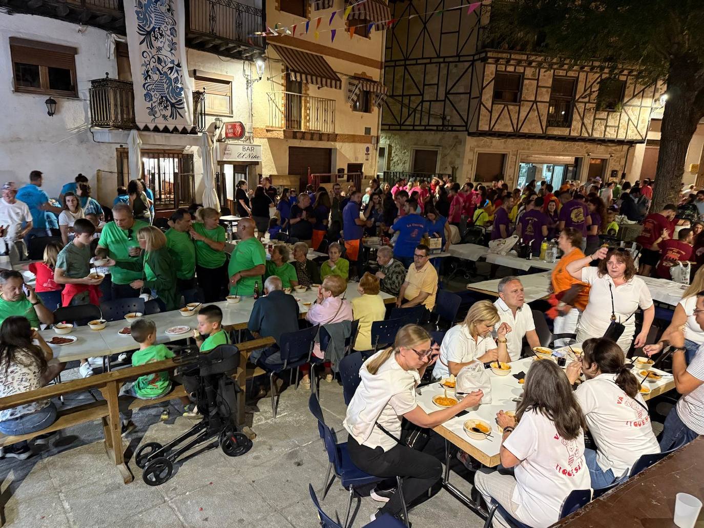 San Esteban de la Sierra saborea el limón y su día de peñas