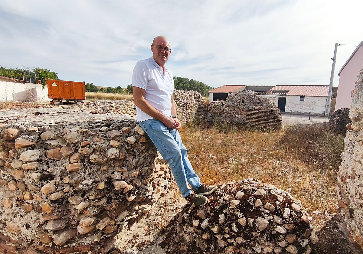 Juan Carlos Muñoz, alcalde de Bóveda, en las ruinas de la fortaleza.
