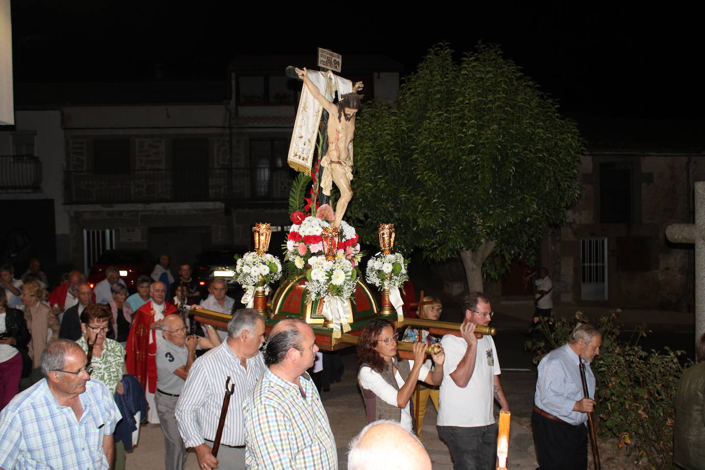 La noche acompaña al Cristo del Humilladero en Sanchotello