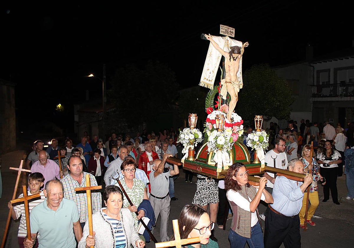 La noche acompaña al Cristo del Humilladero en Sanchotello