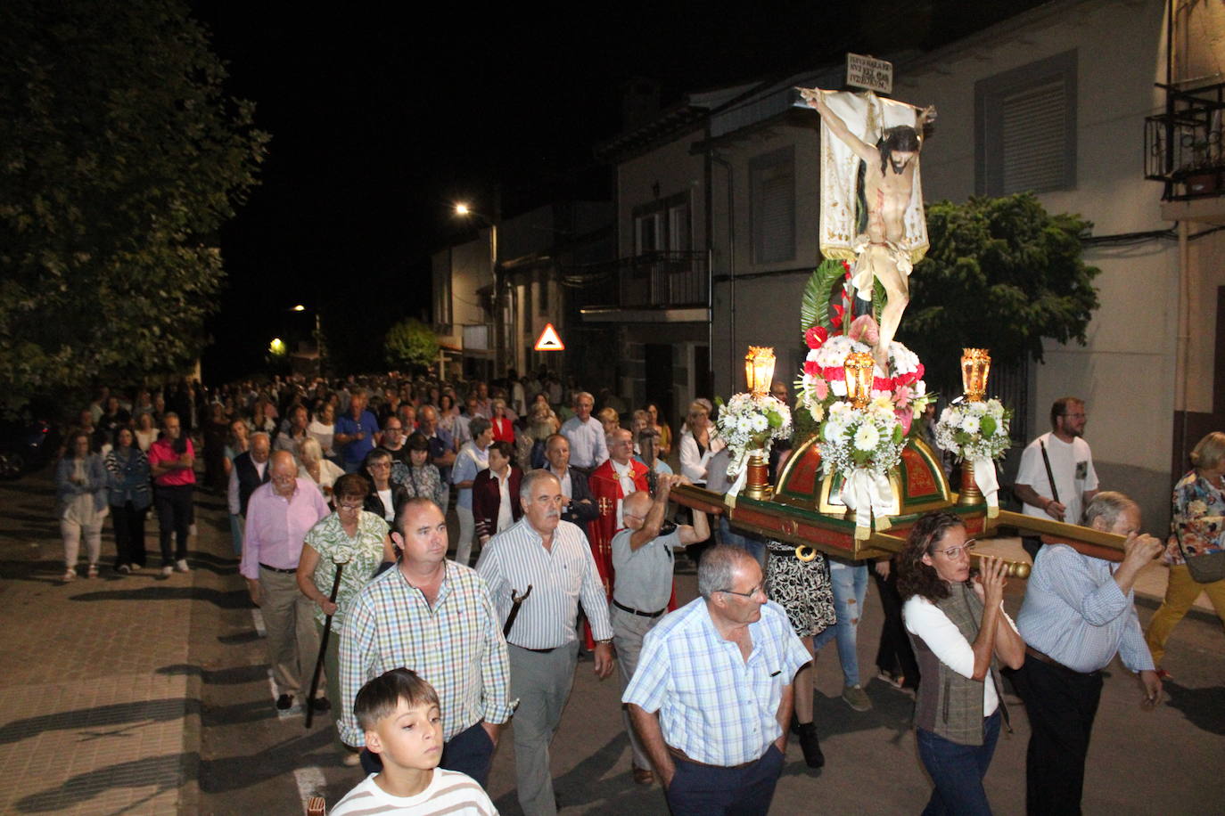 La noche acompaña al Cristo del Humilladero en Sanchotello