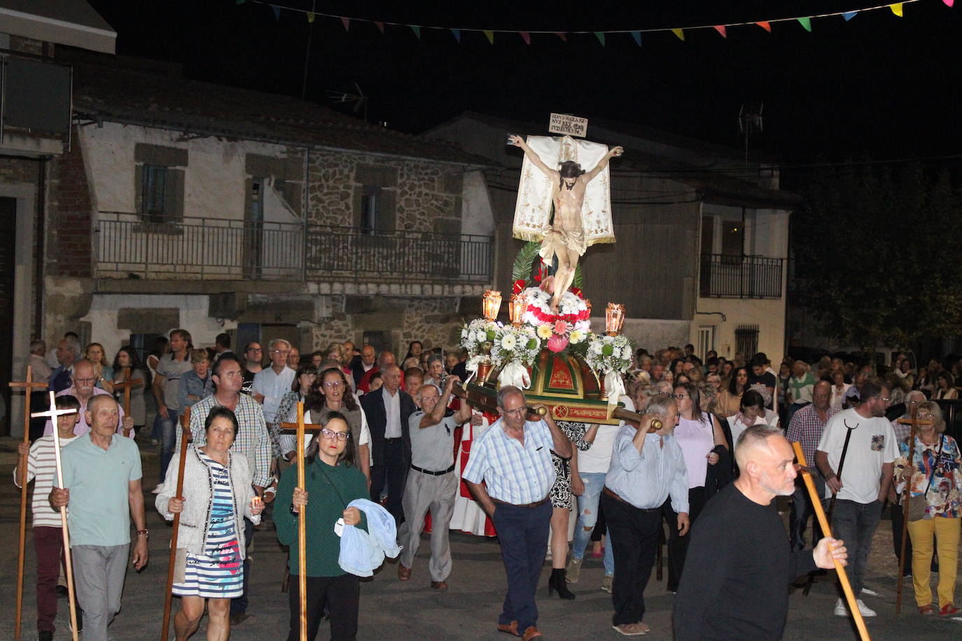 La noche acompaña al Cristo del Humilladero en Sanchotello