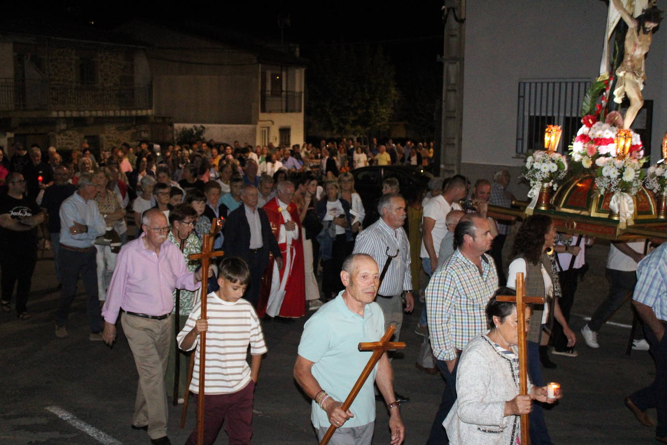 La noche acompaña al Cristo del Humilladero en Sanchotello