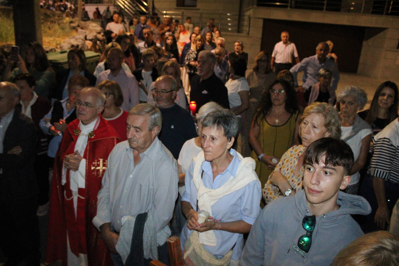 La noche acompaña al Cristo del Humilladero en Sanchotello