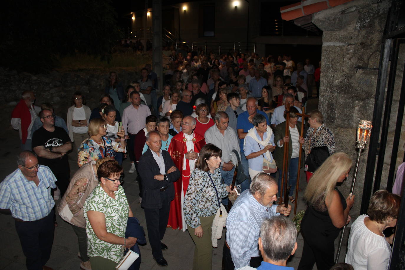 La noche acompaña al Cristo del Humilladero en Sanchotello