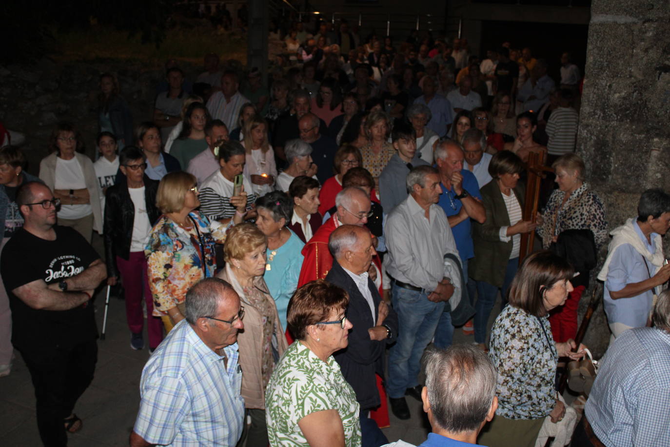 La noche acompaña al Cristo del Humilladero en Sanchotello