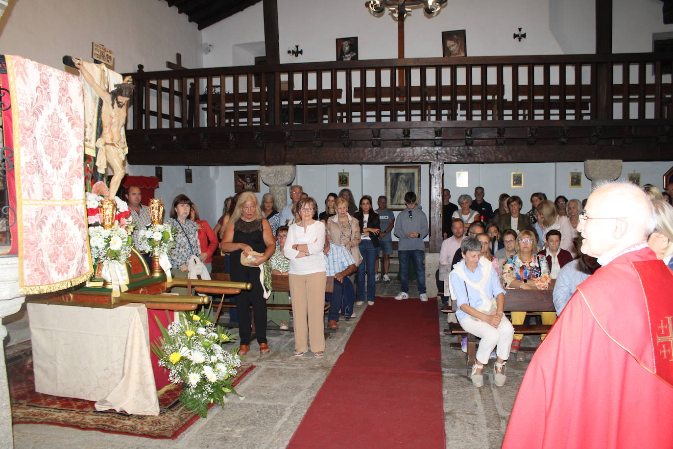 La noche acompaña al Cristo del Humilladero en Sanchotello