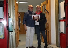 El pregonero recibió una placa conmemorativa de manos del alcalde