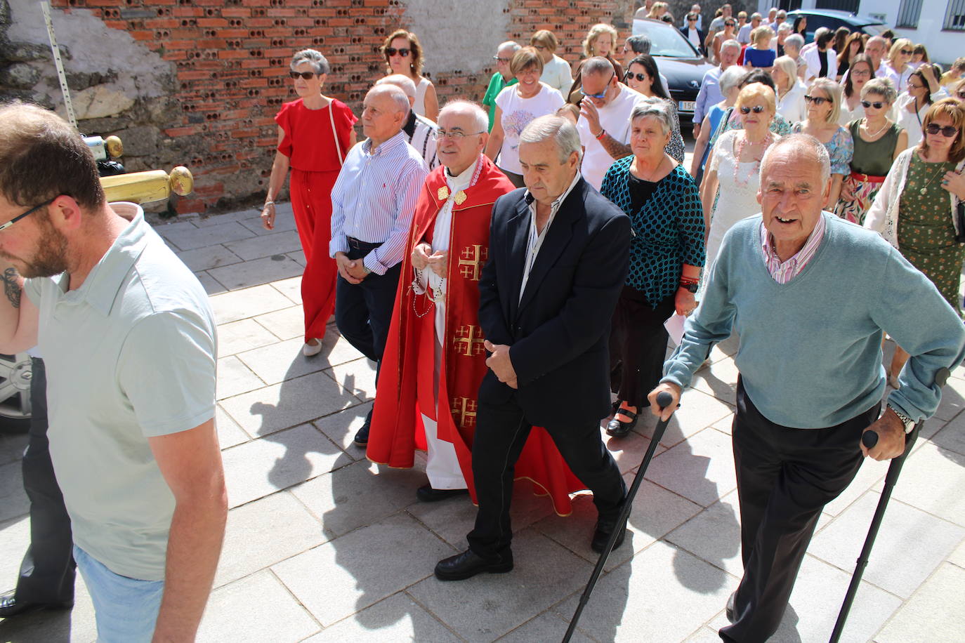 Los fieles de Sanchotello acompañan al Cristo