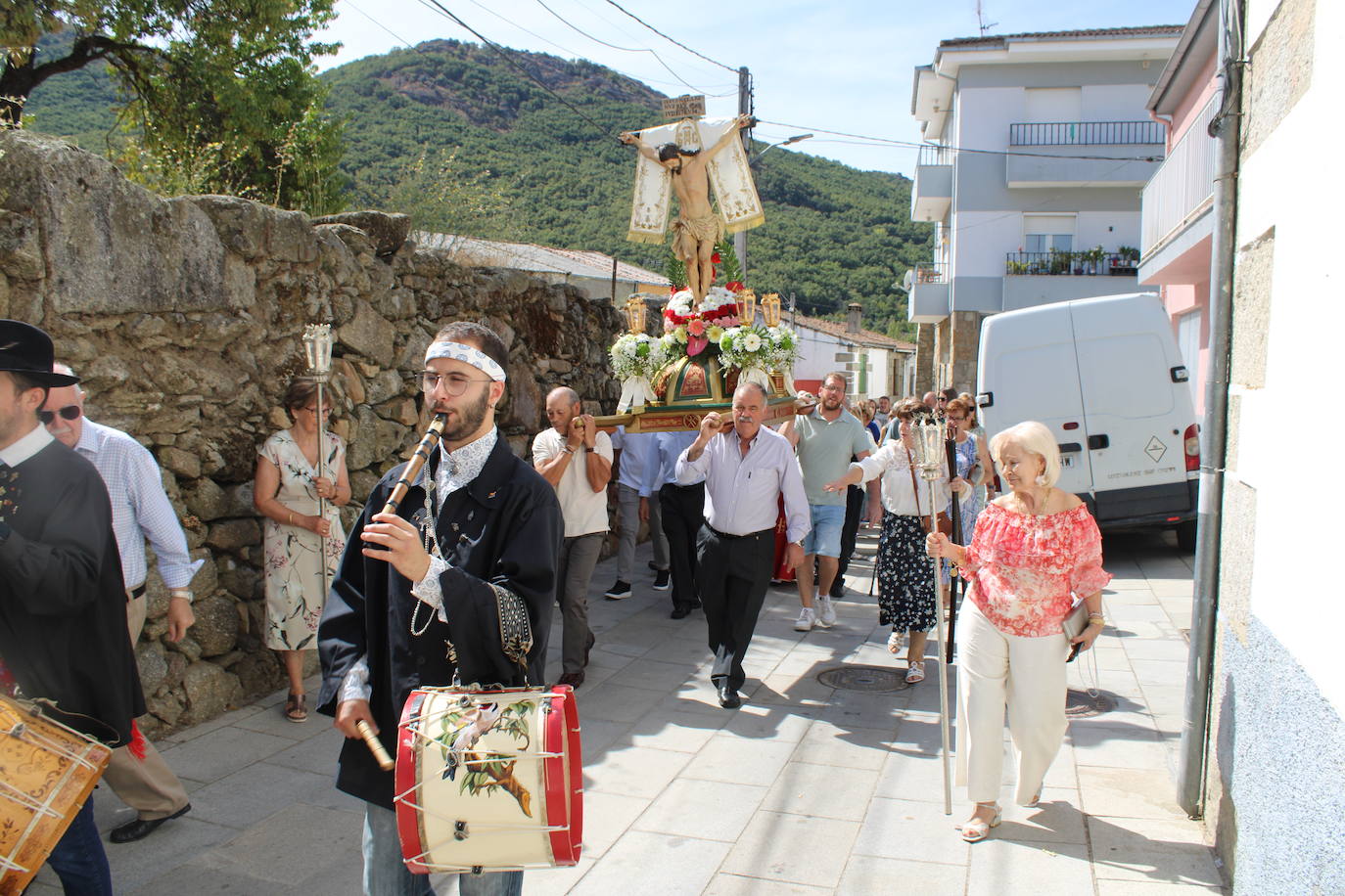 Los fieles de Sanchotello acompañan al Cristo