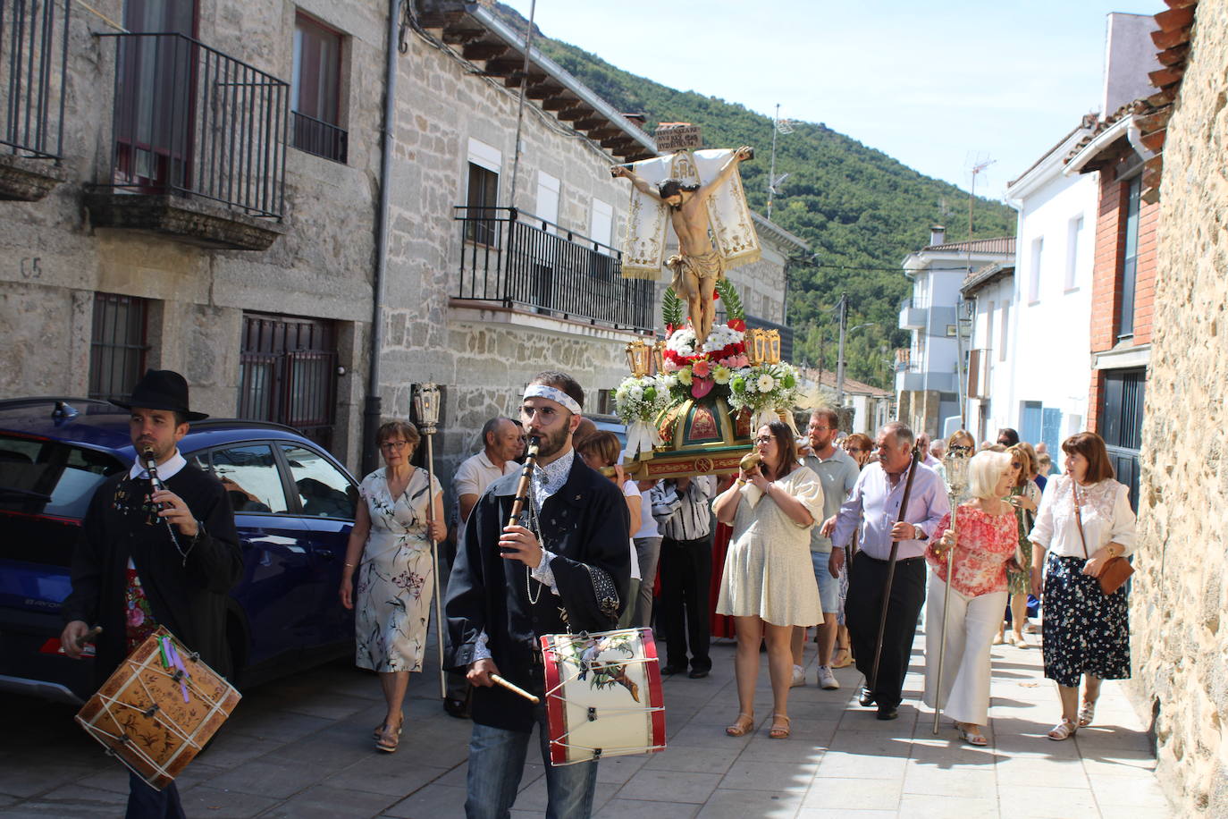 Los fieles de Sanchotello acompañan al Cristo