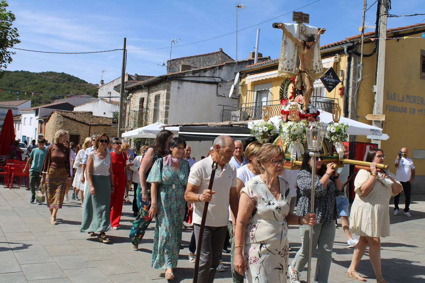 Los fieles de Sanchotello acompañan al Cristo