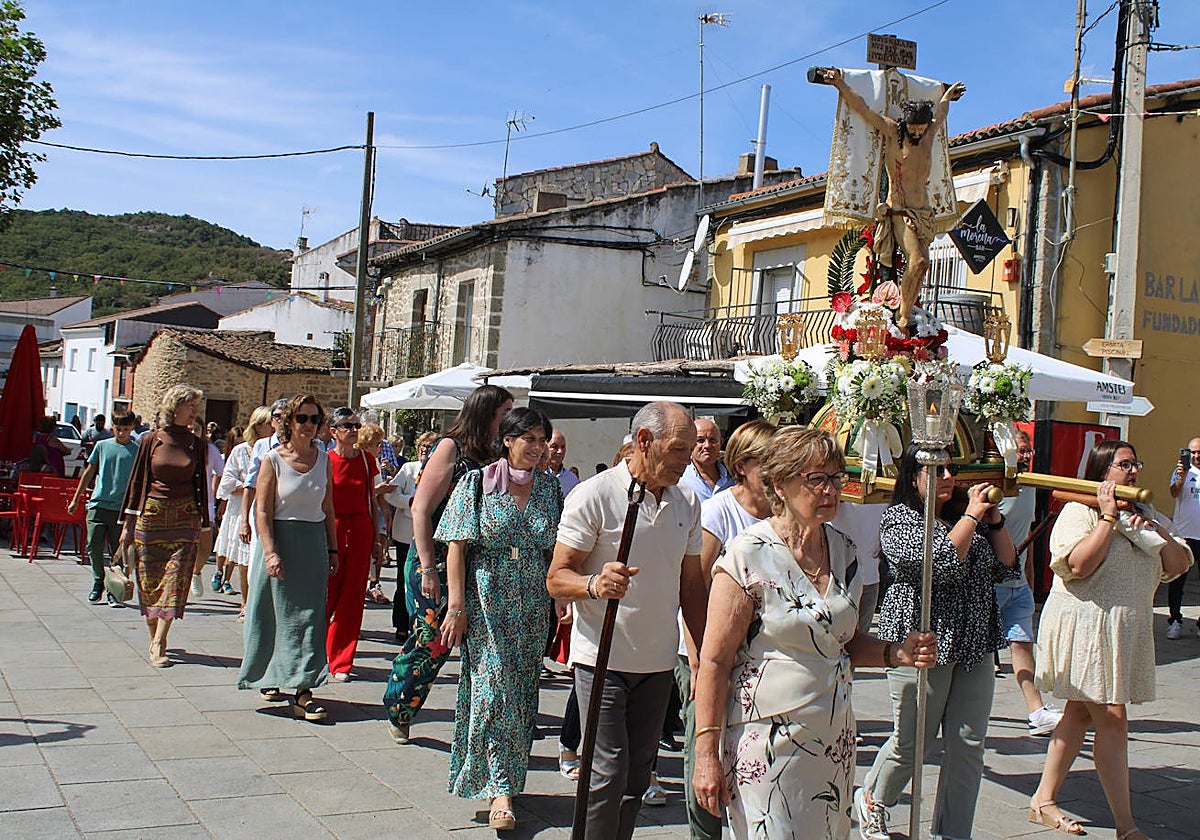 Los fieles de Sanchotello acompañan al Cristo