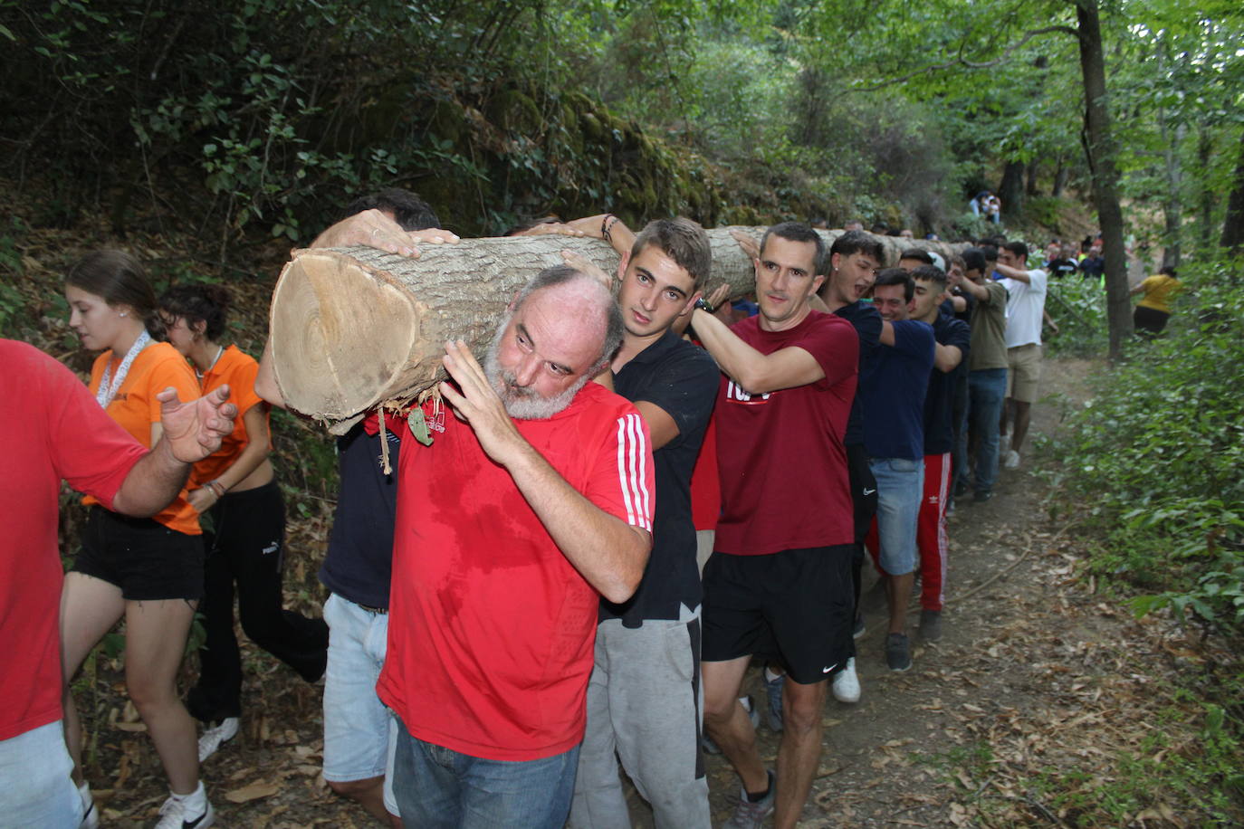 San Esteban de la Sierra celebra una intensa jornada de vísperas en honor al Cristo