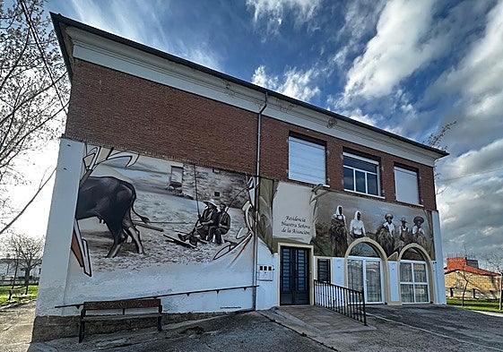 Edificio de las antiguas escuelas de Salmoral que hasta hace dos años ha acogido una residencia para personas mayores.
