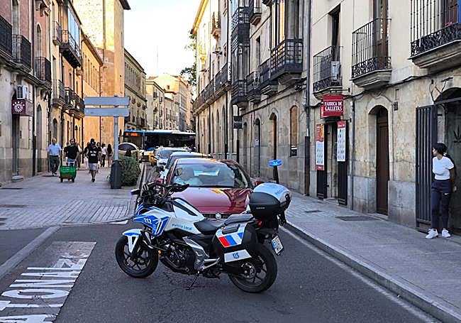 Policía cortando el tráfico.