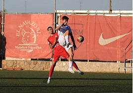 Razvan encima a un rival en el Santa Marta-Júpiter Leonés.