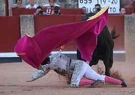 Damián Castaño pisoteado por un toro en la segunda de abono.