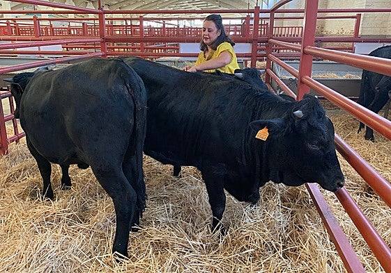 Ana García, ganadera, con sus moruchas negras.