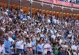 El público levantado y aplaudiendo en uno de los tendidos ayer.