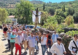 Procesión con la imagen del Cristo de la Salud por las calles de Fresnedoso