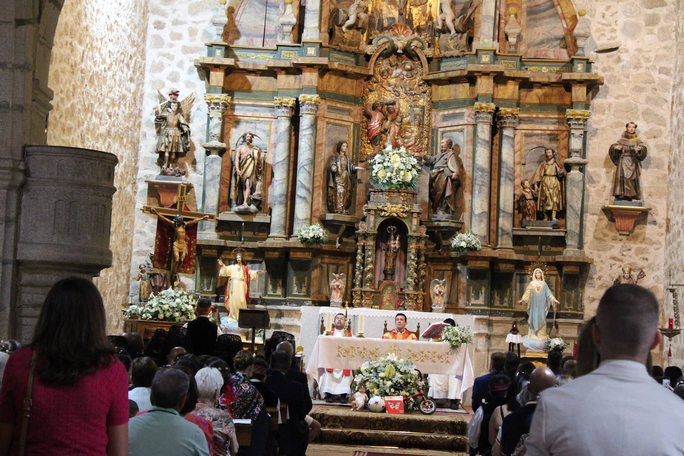 San Esteban de la Sierra luce con esplendor en el día del Cristo